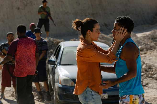 Alice Braga and Jefferson Baptista in Man on Fire